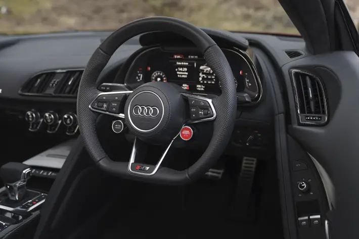 Audi R8 Performance RWD – car Review interior