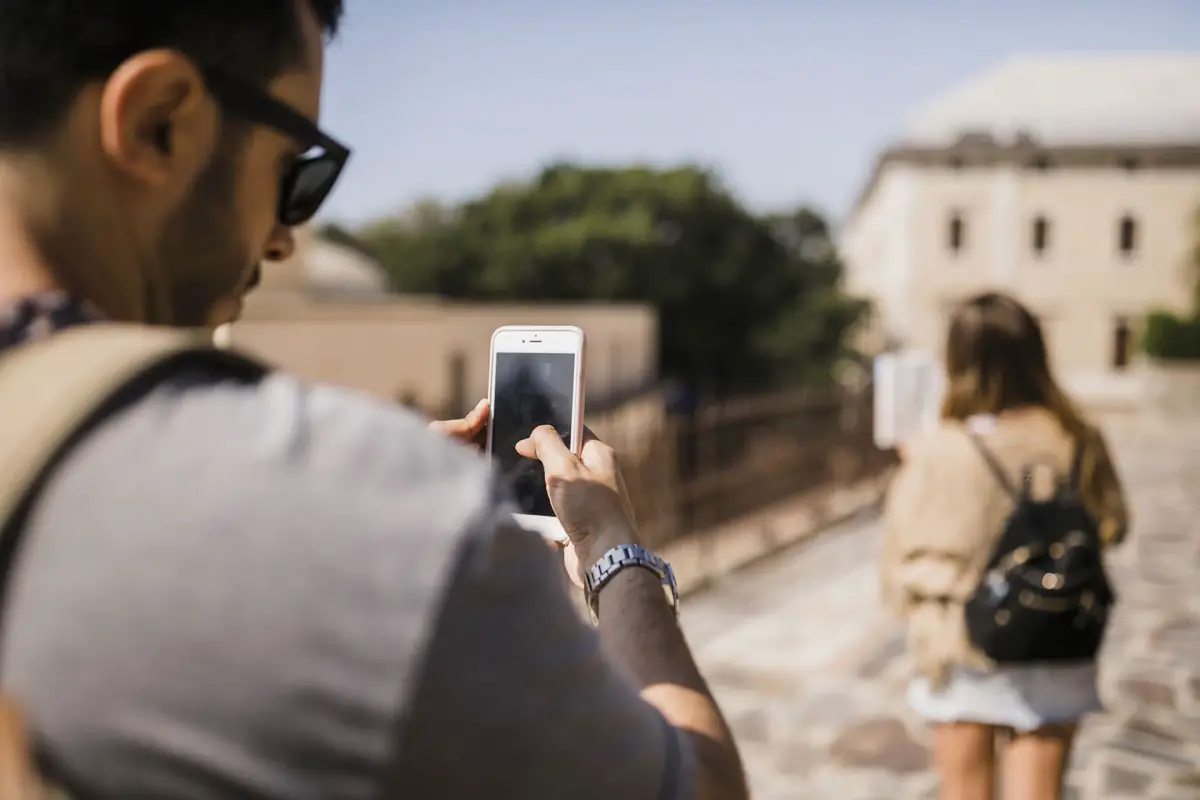 Avoiding Expensive Roaming Costs While on Summer Holiday (1)