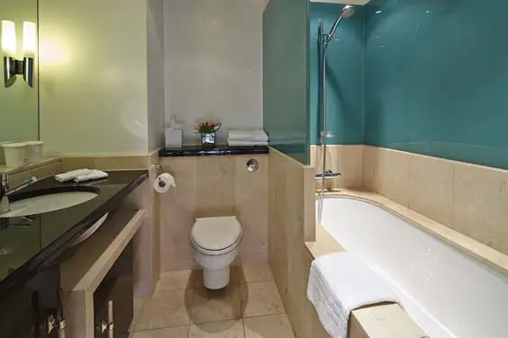 Cheval Phoenix House chelsea london review bathroom