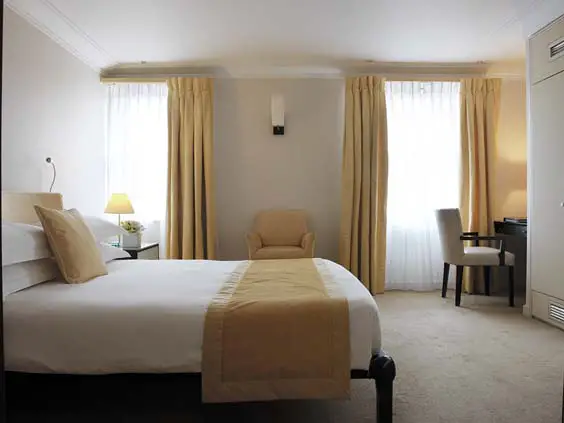 Cheval Phoenix House chelsea london review bedroom