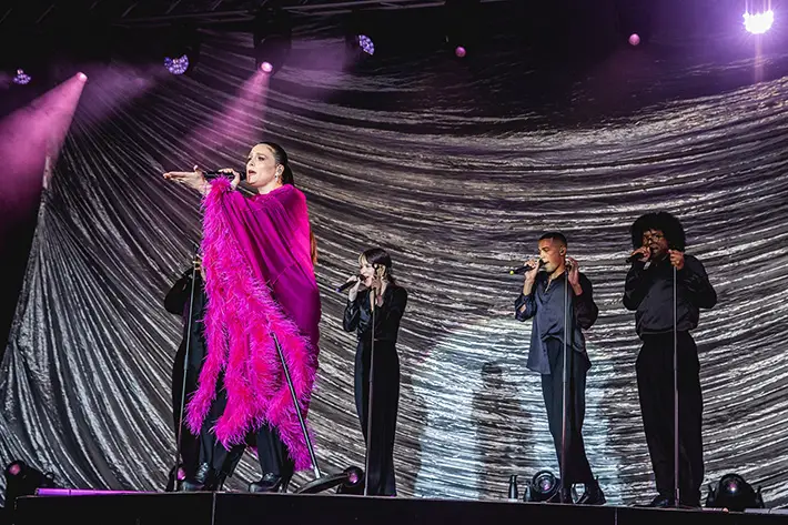 JESSIE WARE AT THE PIECE HALL 3