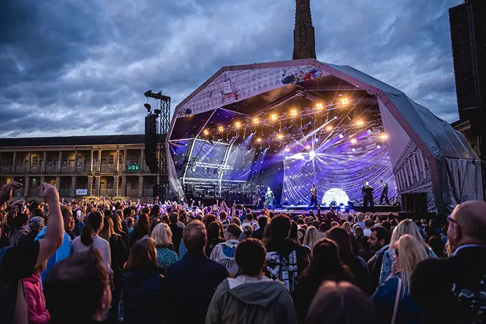 JESSIE WARE AT THE PIECE HALL 9