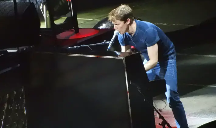 James Blunt – Live Review – Leeds Arena piano