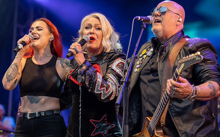 Kim Wilde (centre) with Scarlett and Ricky Wilde at 80s Classical_credit Andy Futer