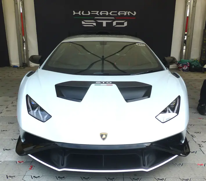Lamborghini Huracan STO – Review front