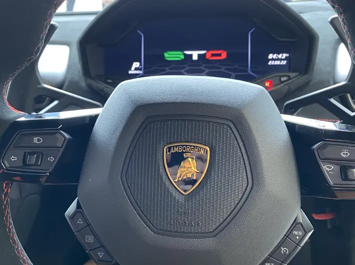 Lamborghini Huracan STO – Review steering wheel