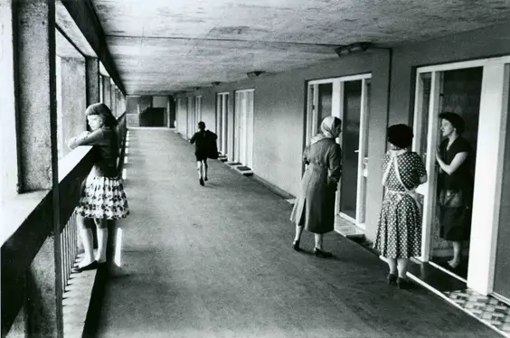 Roger Mayne, Park Hill Estate, Sheffield, 1961 © Roger Mayne Archive / Mary Evans Picture Library