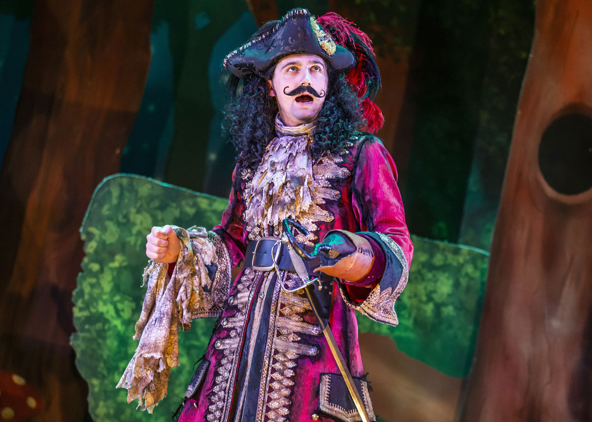 Peter Pan Goes Wrong Review Leeds Grand Theatre (3)