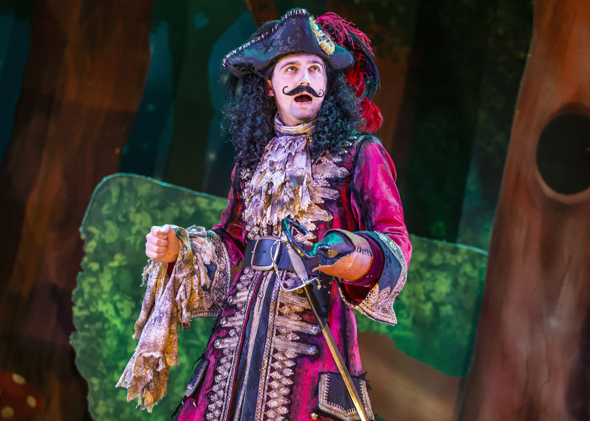 Peter Pan Goes Wrong Review Leeds Grand Theatre (3)