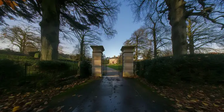 Stone Gates Timeless Elegance Meets Modern Curb Appeal (1)