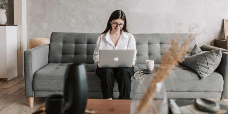 The Lost Art Of Keeping Your Customers In The Loop (Without Spam)