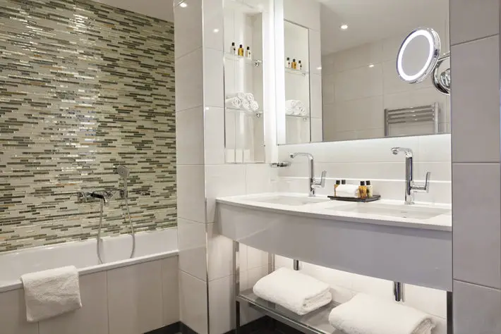 crowne plaza london albert embankment hotel review bathroom