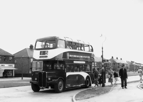 hull corporation buses AEC Regent III No. 333 in 1950. (G.M. O'Connell)