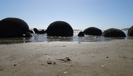journey around new zealand Moeraki Boulders on Koekohe