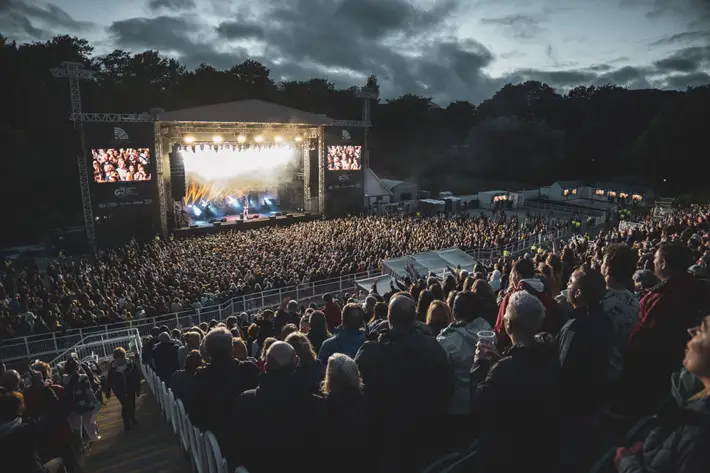 kaiser chiefs live review scarborough open air theatre arena