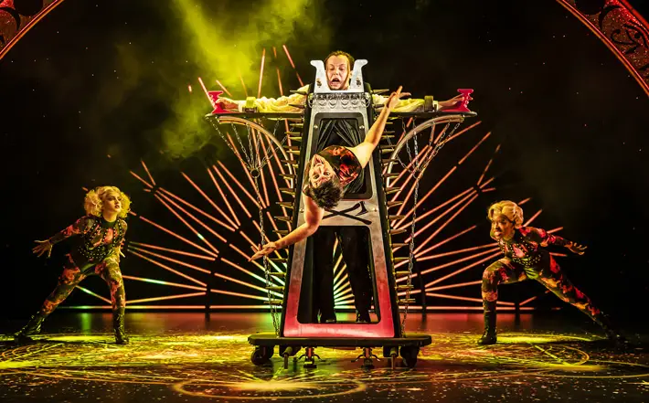 magic goes wrong review york theatre royal