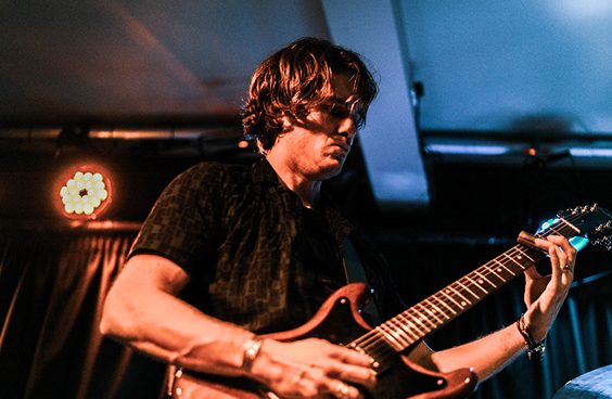 reef live review fibbers york november 2018 guitarist